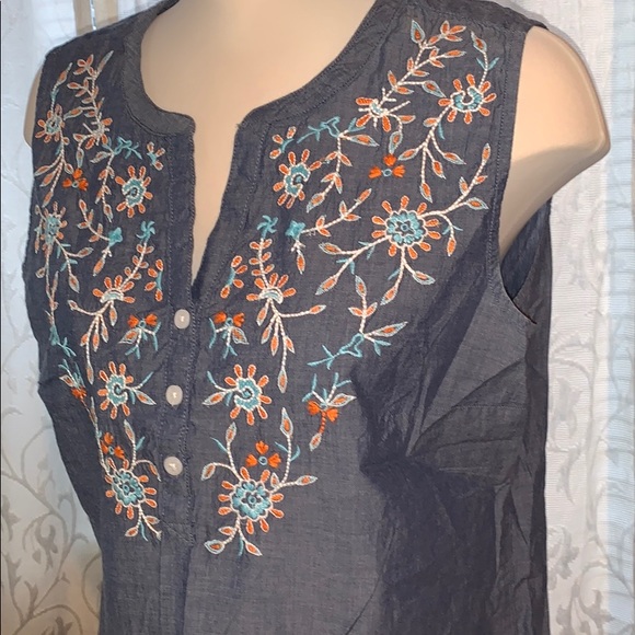 Great design on this top - Picture 4 of 8